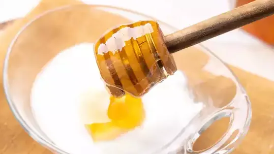 https://pixabay.com/photos/honey-syrup-pouring-sweet-organic-1006972/